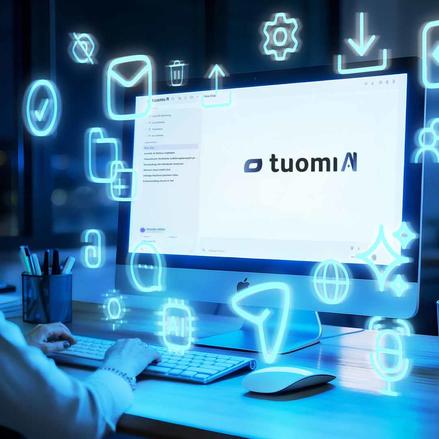 Consulting-Team diskutiert Projektpläne am Whiteboard